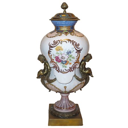 Vaso poutiche in porcellana bianca decorata e dipinta, putti in bronzo dorato applicati ai lati