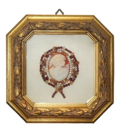 Cammeo di giovane donna contornato da perline e granatini in  cornice ottagonale di legno dorato