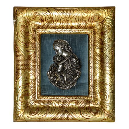 Cornice decorata color oro con placca in metallo argentato raffigurante la Madonna col Bambino