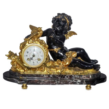 Orologio su piedistallo decorato con putto e uccellino