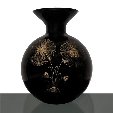Vaso in porcellana nera con decorazioni floreali dorate