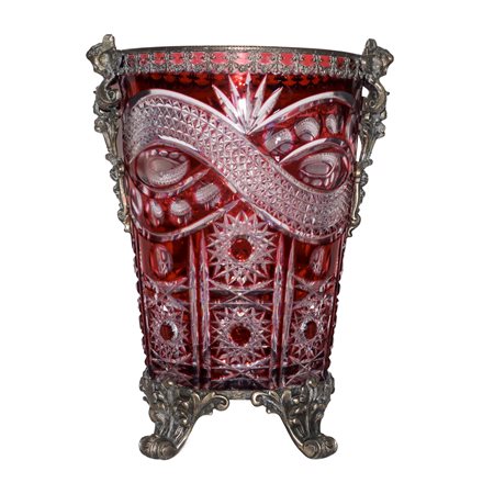 Vaso in vetro rosso con inserti in metallo