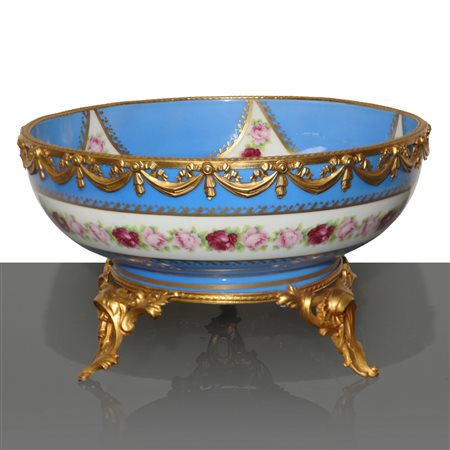 Alzatina centrotavola in stile Sèvres con decori floreali e applicazioni metalliche