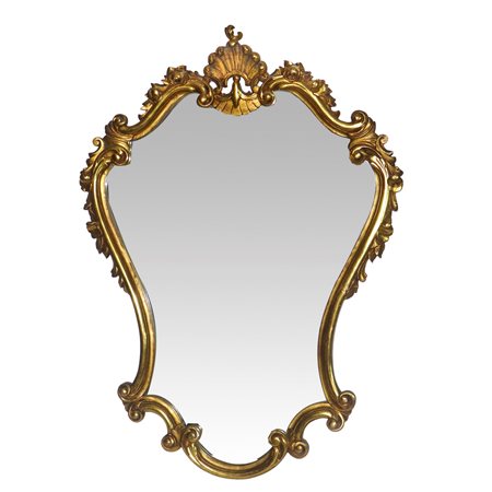 Specchiera sagomata in stile Rococò entro cornice dorata con decori e motivo a conchiglia sulla sommità