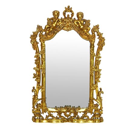 Specchiera sagomata entro cornice dorata riccamente decorata a traforo con due bacchini alla sommità