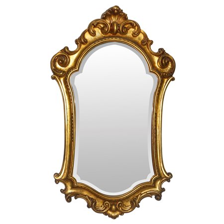 Specchiera sagomata entro cornice dorata decorata alla sommità e alla base con con spirali d'acanto