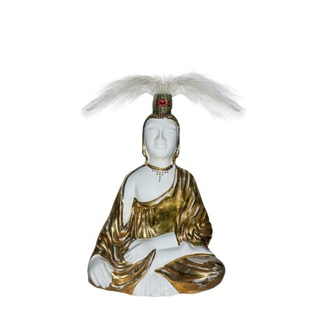 Buddha in meditazione con vesti dorate e pennacchio