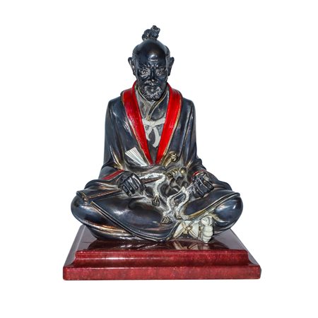 Anziano samurai su base in marmo rosso