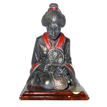 Geisha con ventaglio su base in marmo rosso