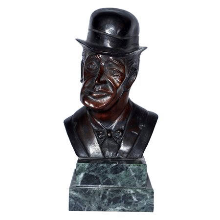 Mezzobusto di Totò su piedistallo