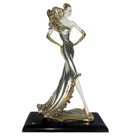 Donna in abito da sera argentato con guanti dorati su base rettangolare