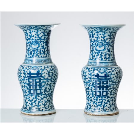 MANIFATTURA CINESE DEL XIX SECOLO, Coppia di vasi