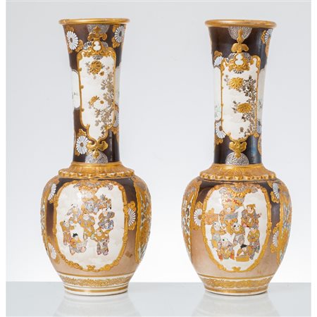 MANIFATTURA GIAPPONE DEL XIX SECOLO, Coppia di vasi