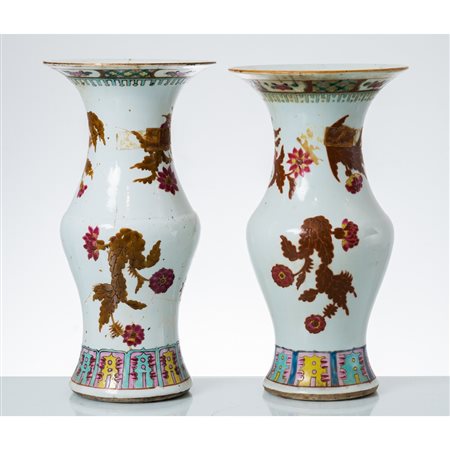 MANIFATTURA CINESE DEL XIX SECOLO, Coppia di vasi