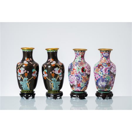 MANIFATTURA CINESE SECONDA METÀ XX SEC., 2 coppie di vasi