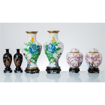 MAN. CINESE SECONDA METÀ XX SEC., 2 coppie vasi e coppia potiche