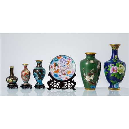 MANIFATTURA CINESE SECONDA METÀ XX SECOLO, 5 vasi e piatto