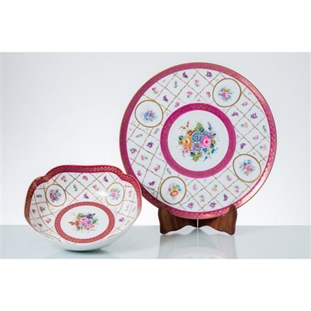 MANIFATTURA FRANCESE DEL XX SECOLO, Piatto e centrotavola