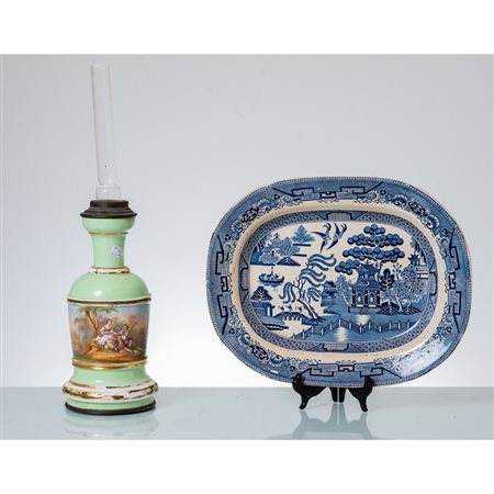 MANIFATTURA INGLESE DEL XIX SECOLO, Piatto da portata e lume