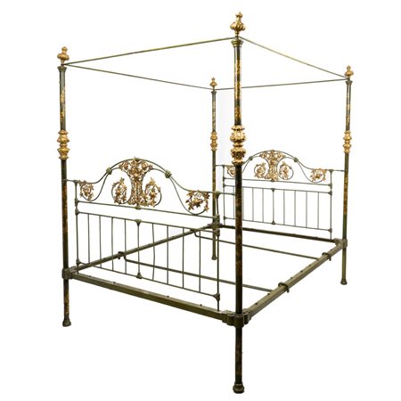 MANIFATTURA SICILIANA DEL XIX SECOLO, Letto a baldacchino