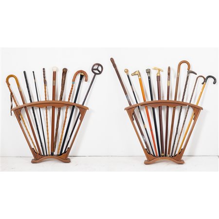 MANIFATTURA EUROPEA XX SEC., Coppia di bastoniere con bastoni