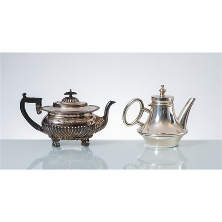MANIFATTURA INGLESE DEL XX SECOLO, Due teiere