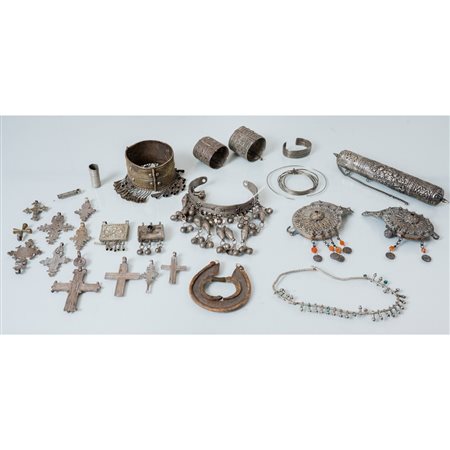 LOTTO di ventotto oggetti etnici