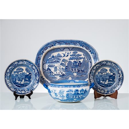 MANIFATTURA INGLESE XIX SECOLO, Diversi oggetti porcellana