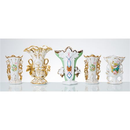 MANIFATTURA EUROPEA DEL XIX SECOLO Cinque vasi