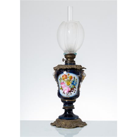 MANIFATTURA FRANCESE DEL XIX SECOLO, Lume a petrolio