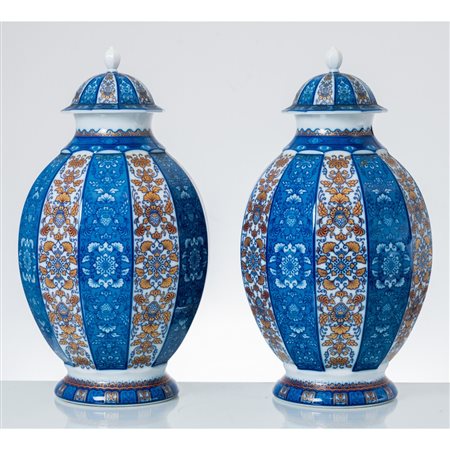 MANIFATTURA TEDESCA DEL XX SECOLO, Coppia di potiche