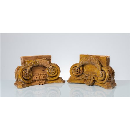 MANIFATTURA SICILIANA FINE XVIII SEC., Coppia mezzi capitelli