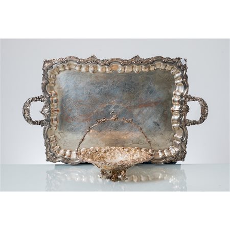 MANIFATTURA EUROPEA FINE XIX SECOLO, Grande vassoio e cestino