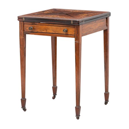 MANIFATTURA INGLESE DEL XIX SECOLO, Tavolino da gioco