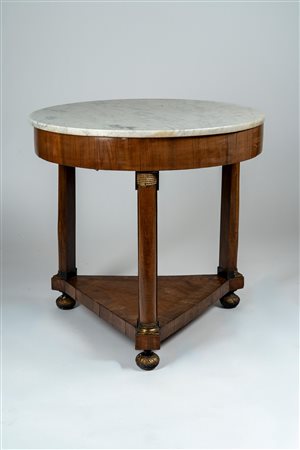 Tavolino lastronato in noce con piano in marmo bianco. Secolo XIX