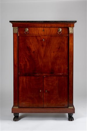 Secretaire lastronato in piuma di mogano con piano in marmo. Secolo XIX