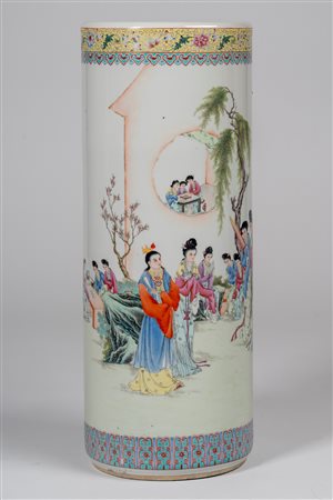 Vaso in porcellana decorata in policromia a figure in paesaggio. Cina, secolo XX