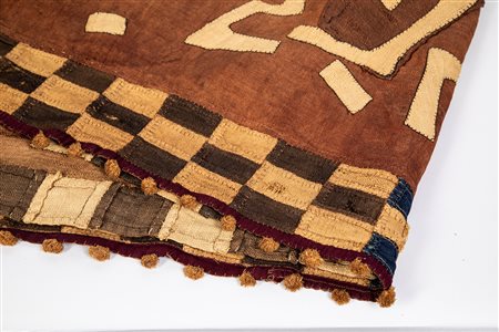 Showa, Congo - Lungo tessuto di rafia su fondo scuro rosa 