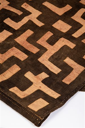 Showa, Congo - Lungo tessuto di rafia su fondo marrone