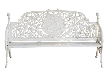 Elegante panca da giardino di gusto vittoriano in ferro laccato bianco. 