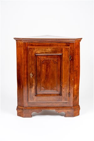 Angoliera ad un'anta pannellata con piedi a mensola intagliata. Secolo XIX