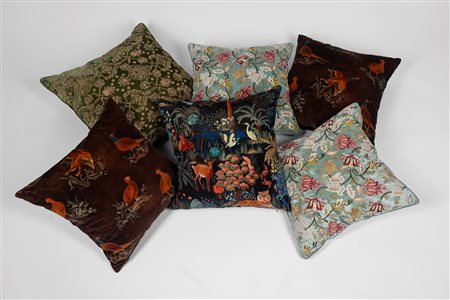 Lotto di sei cuscini imbottiti rivestiti in tessuto decorato a motivi floreali, vegetali e animali 