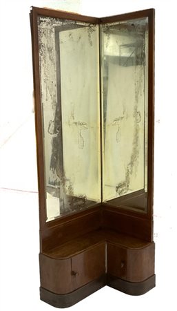 Specchiera Novecento ad angolo montata su base a stipo con due ante. Italia, an