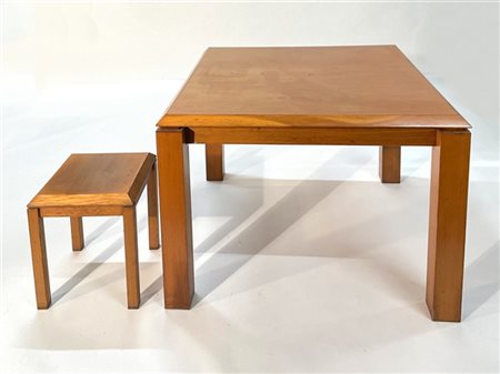 Lotto di un tavolo e un tavolino ensuite in legno impiallacciato. Italia, anni