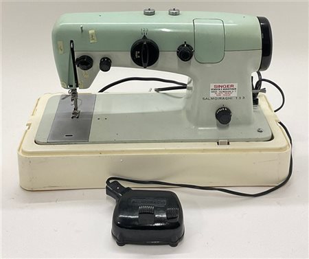 Angelo Mangiarotti Macchina da cucire portatile color carta da zucchero e crema