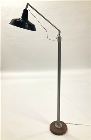 Lampada da terra in alluminio con paralume in metallo laccato nero, base in leg