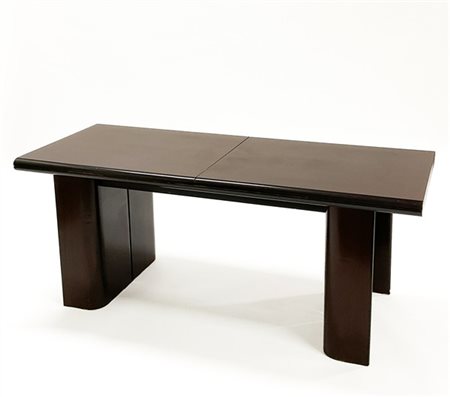 Tavolo da pranzo ampliabile. Italia, anni '70. Legno massello e impiallacciato.