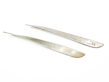 Enzo Mari Due tagliacarte, uno in argento Sterling 925 e uno in metallo. Esecuzi