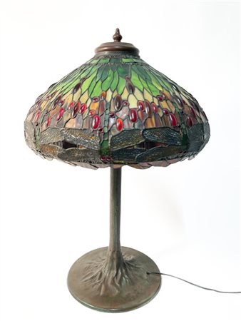 Lampada da tavolo in stile Tiffany in fusione metallica con paralume in tessere