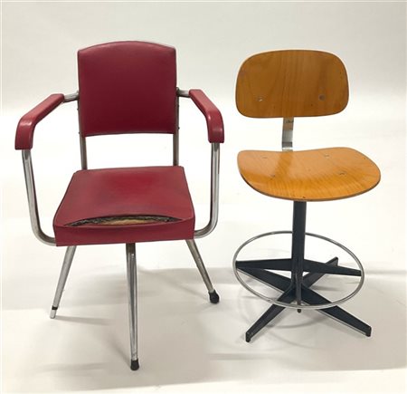 Due sedie girevoli in metallo. Secolo XX. (gravi difetti)